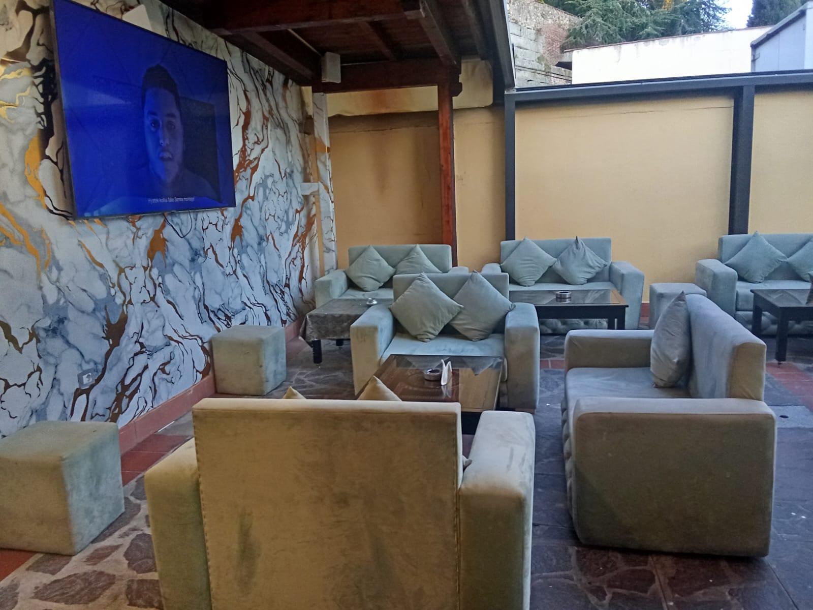 Lounge esterno con divani